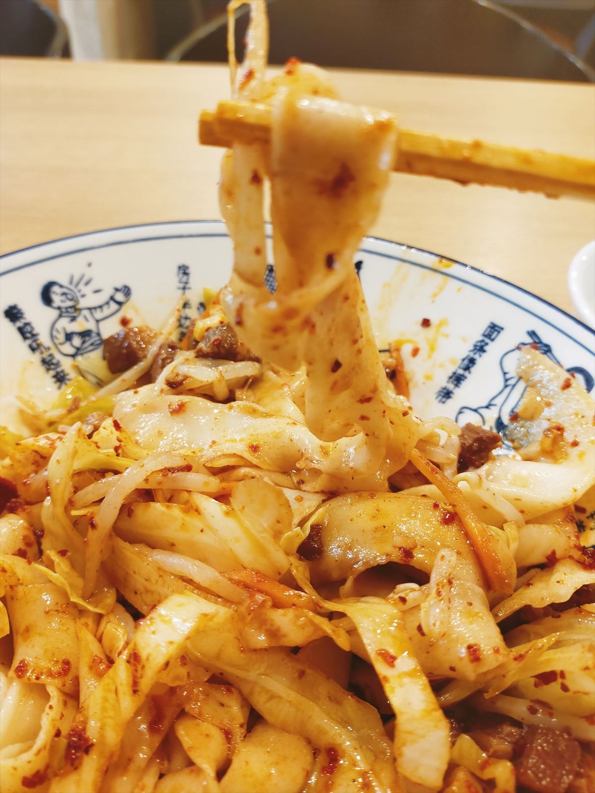 ＜麺の日＞記念　チャン・イーモウ監督『ワン・セカンド』ビャンビャン麺シーン解禁！　画数が多すぎる漢字で話題