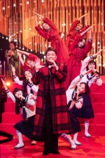 『SONGS』で新しい学校のリーダーズと共演する香取慎吾
