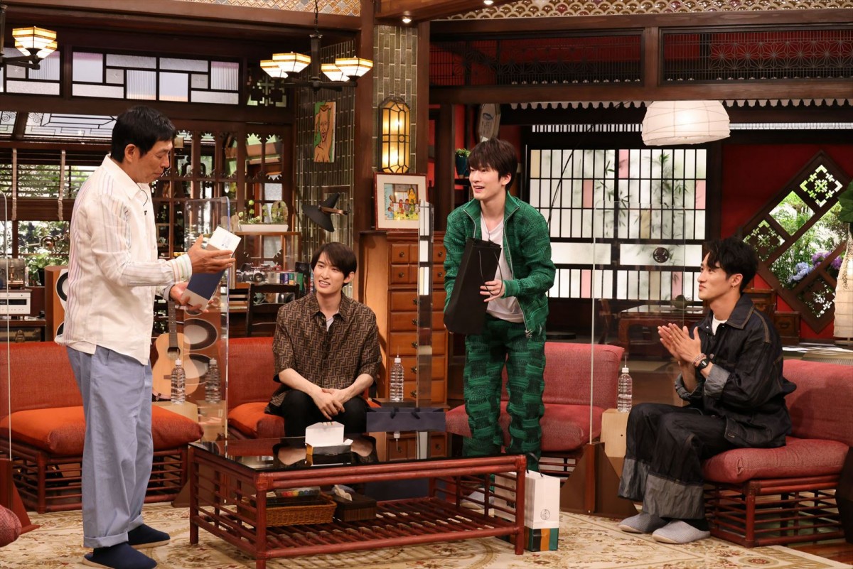 6月17日放送『さんまのまんま初夏 SP』より(左から)明石家さんま、向井康二、深澤辰哉、岩本照