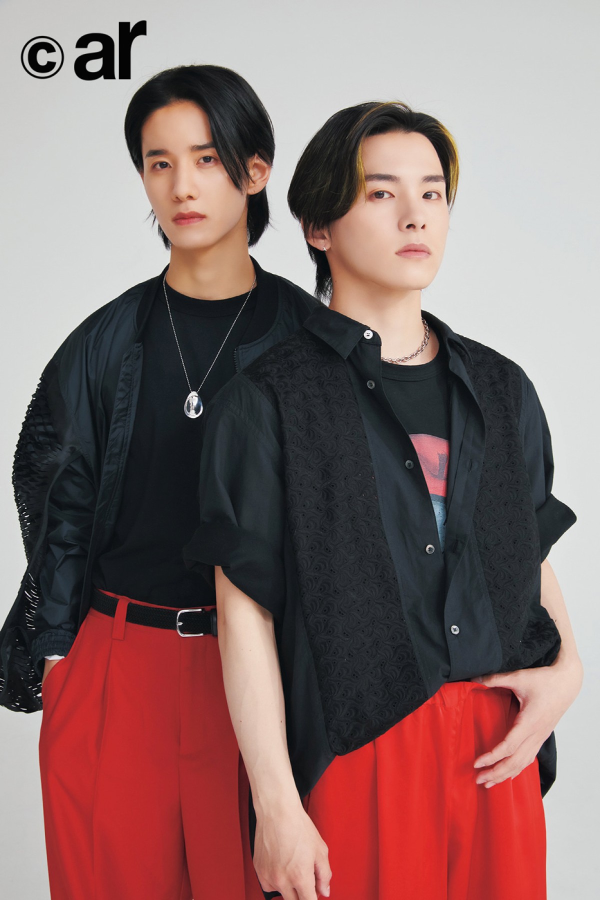 眞栄田郷敦＆吉岡里帆、ブルーTシャツ×デニムのおそろいコーデ　超密着ショット大公開