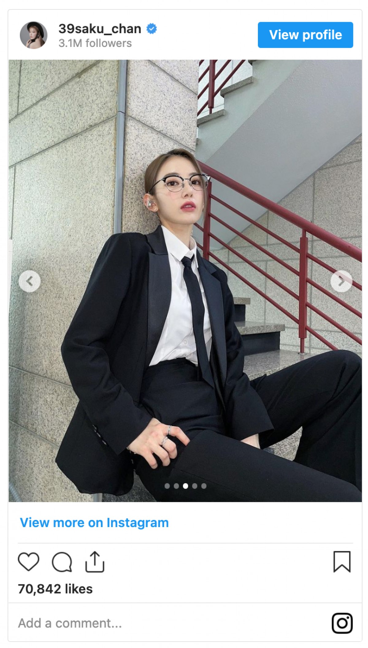 宮脇咲良、マニッシュなスーツスタイルに反響「カッコいい」「惚れる」