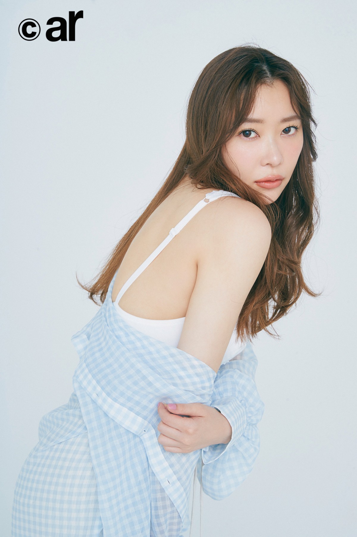 眞栄田郷敦＆吉岡里帆、ブルーTシャツ×デニムのおそろいコーデ　超密着ショット大公開