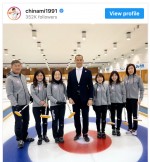 【写真】“スポーツ庁長官”室伏広治、ロコ・ソラーレ訪問　身長差に反響「やっぱりデカい」