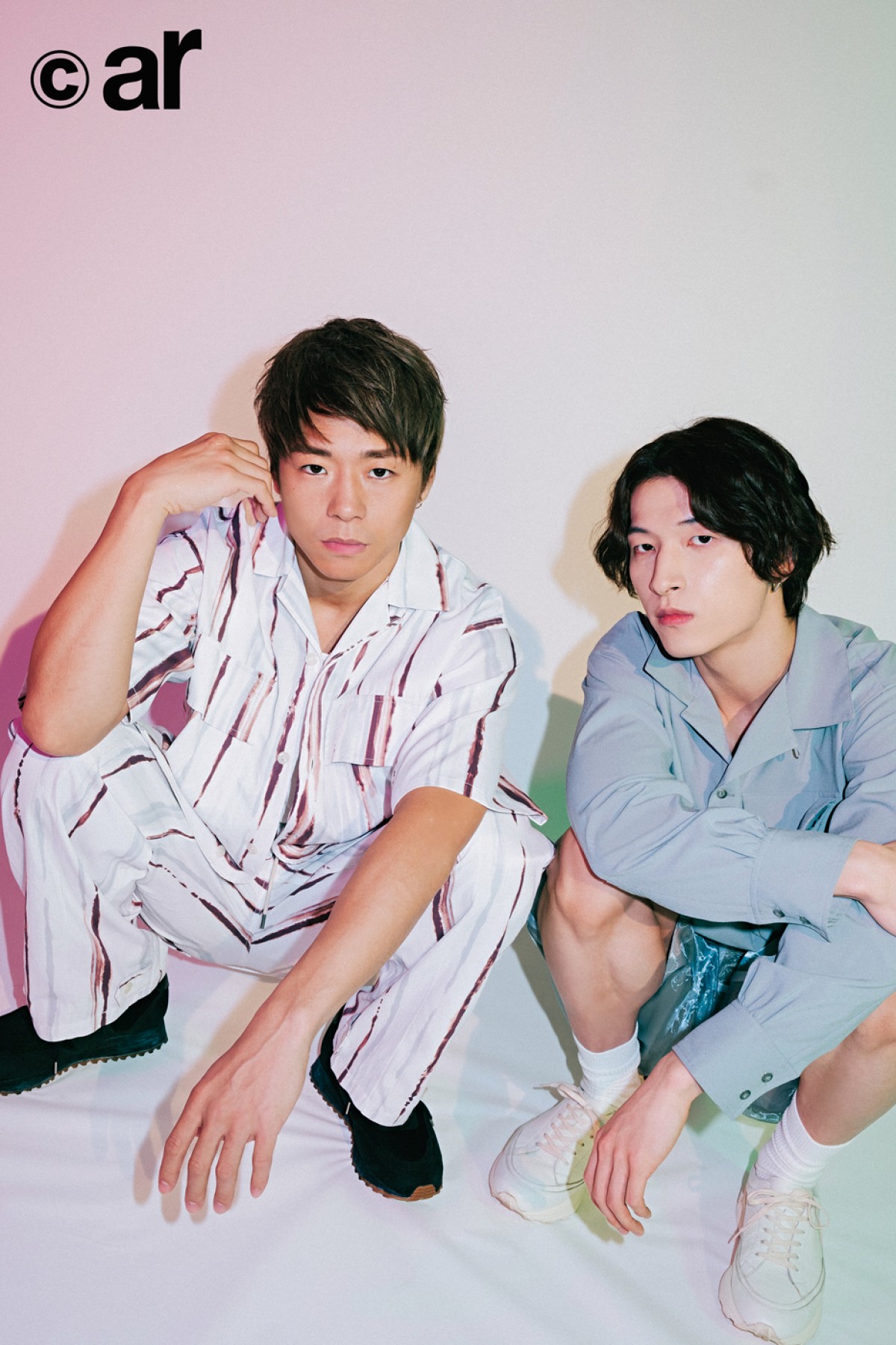 眞栄田郷敦＆吉岡里帆、ブルーTシャツ×デニムのおそろいコーデ　超密着ショット大公開