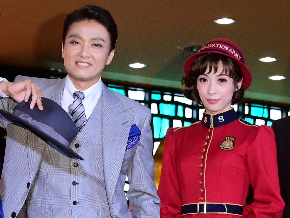 ミュージカル『ガイズ&ドールズ』初日囲み取材に出席した(左から)井上芳雄、明日海りお