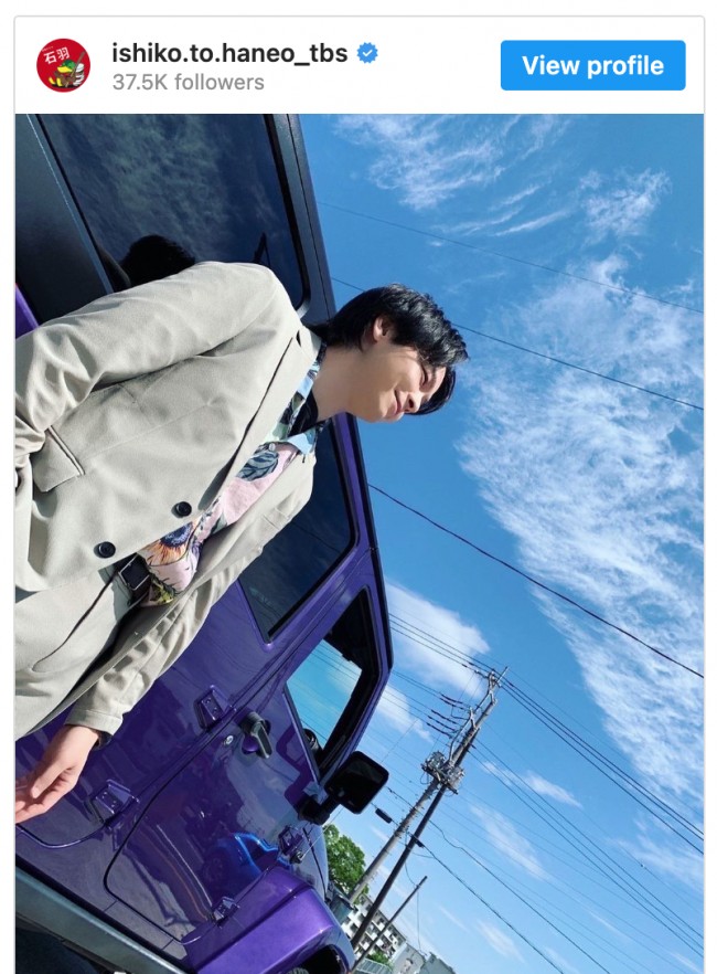 中村倫也、青空バックのさわやかショット　※ドラマ『石子と羽男―そんなコトで訴えます？―』公式インスタグラム