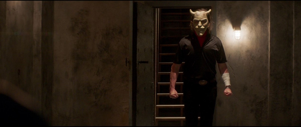 イーサン・ホークがおぞましいマスクで迫る誘拐犯に　『ブラック・フォン』場面写真解禁