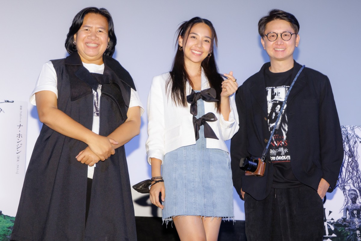 ホラー映画『女神の継承』初日舞台あいさつに登壇した(左から)、サワニー・ウトーンマ、 ナリルヤ・グルモンコルペチ、バンジョン・ピサンタナクーン監督