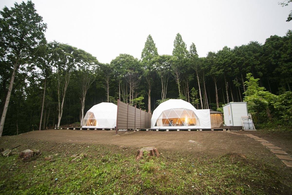 静岡に“バラ園と隣接するグランピング施設”誕生！　300種を越えるバラを鑑賞可能