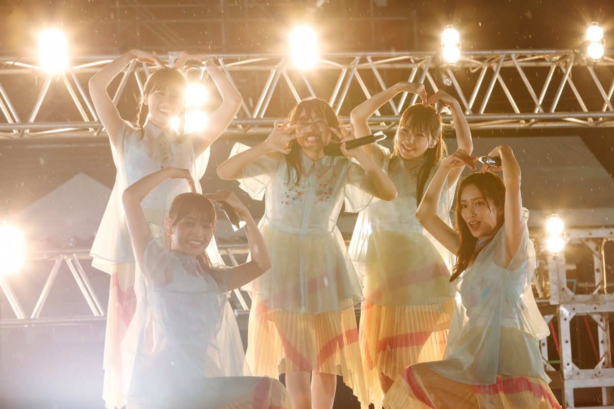 日向坂46、“W-KEYAKI FES.”で欅坂46曲を披露　ラストで会場は欅坂×櫻坂×日向坂カラーに