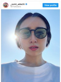 夏感あふれるサングラスショットを披露した安達祐実　※「安達祐実」インスタグラム