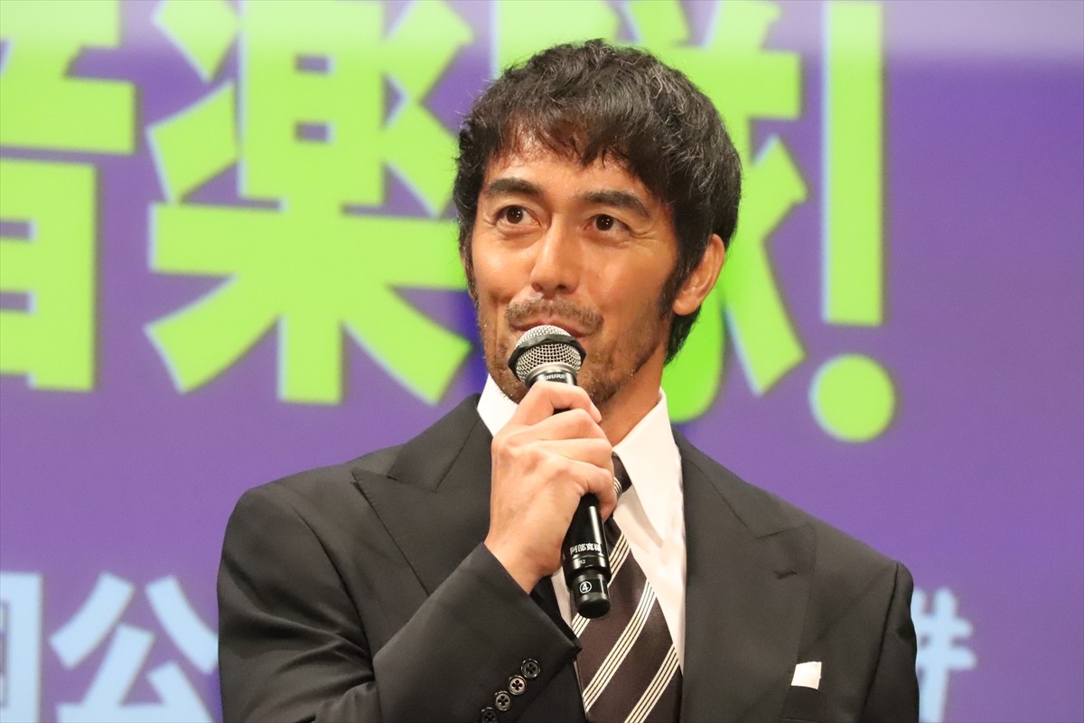 阿部寛、ドラムに初挑戦！　“苦戦”告白も清野菜名＆高杉真宙は「かっこよかった」と絶賛
