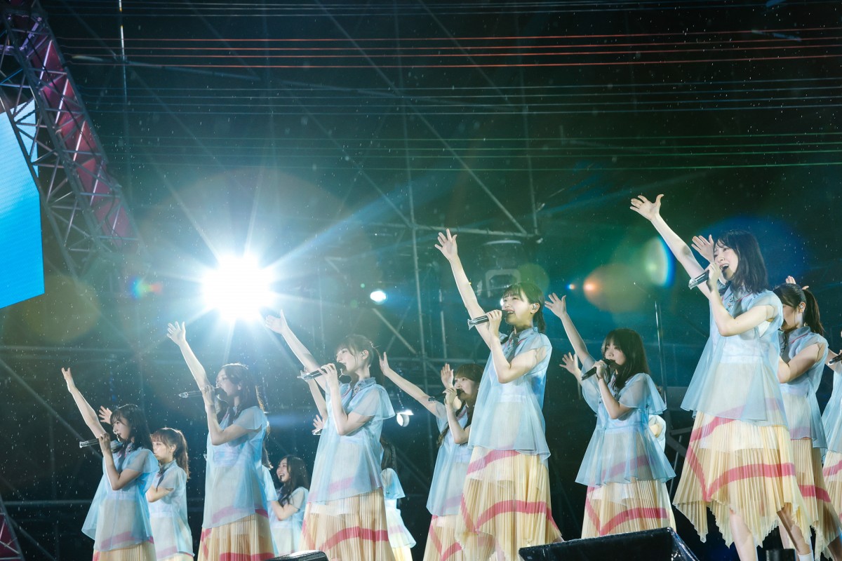 日向坂46、“W-KEYAKI FES.”で欅坂46曲を披露　ラストで会場は欅坂×櫻坂×日向坂カラーに