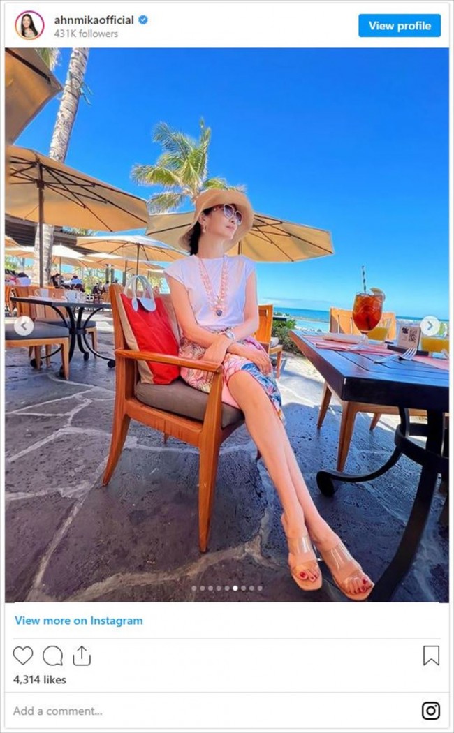 アンミカの上級リゾートコーデ エルメススカーフを腰巻き「素敵すぎて、見とれてしまいます」 ／2022年7月28日 - 写真 - エンタメ