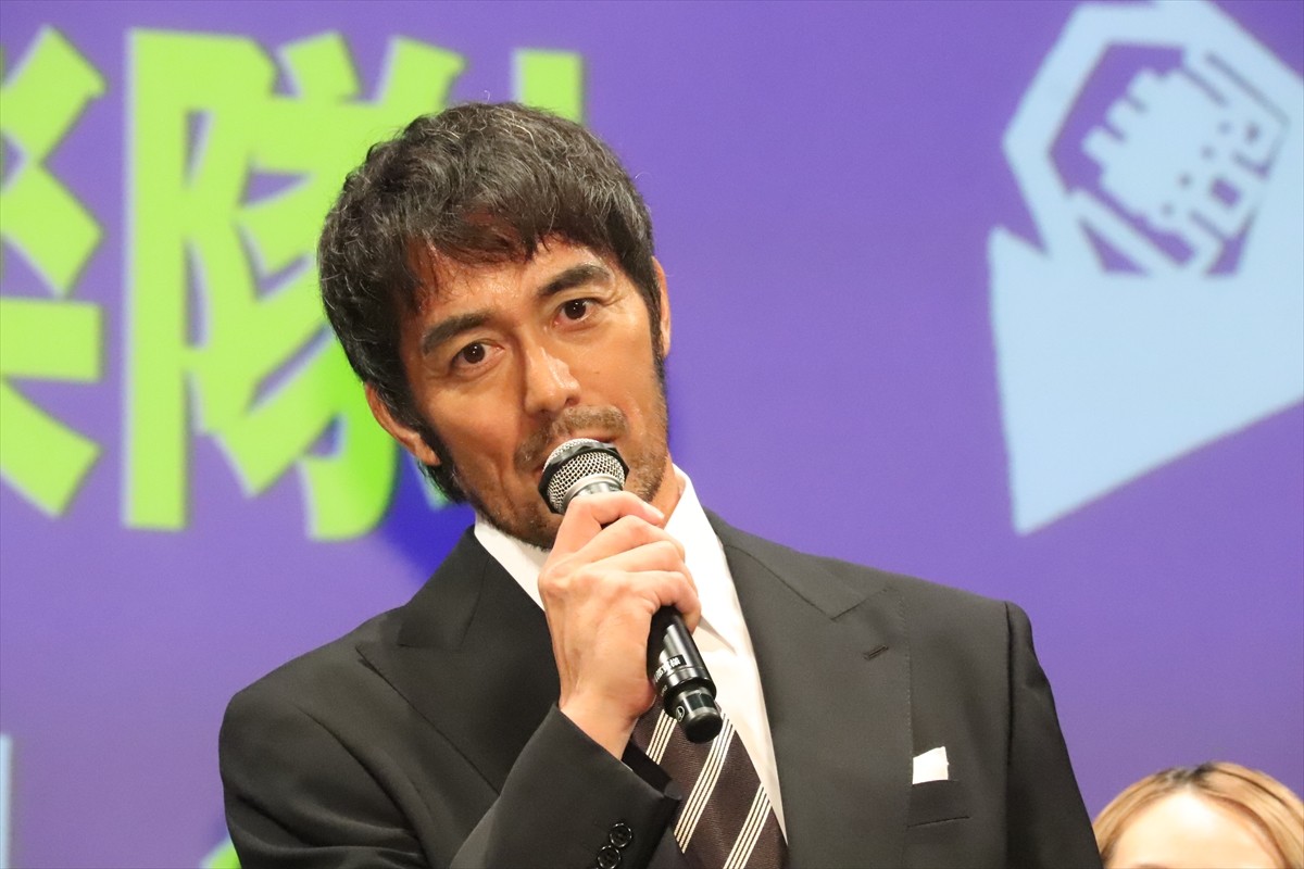 阿部寛、ドラムに初挑戦！　“苦戦”告白も清野菜名＆高杉真宙は「かっこよかった」と絶賛