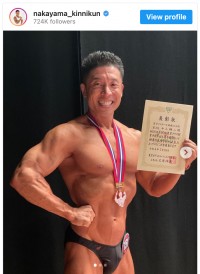 表彰状を片手に爽やかな笑顔を見せるなかやまきんに君　※「なかやまきんに君」インスタグラム