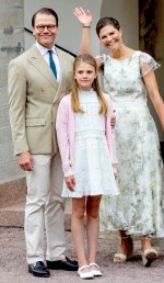 スウェーデン王室（左から）ダニエル王子、ヴィクトリア王太子、エステル王女