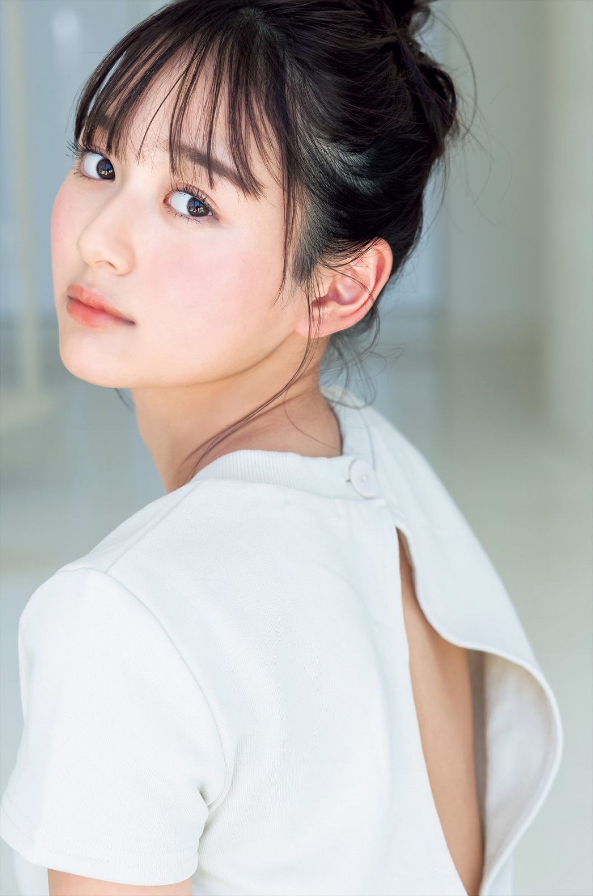 工藤美桜、大胆な鎖骨＆肩出しショットで魅了