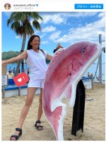 【写真】里田まい、ノースリーブ＆ショーパンで糸島満喫中「あしなが」「スタイル抜群」の声