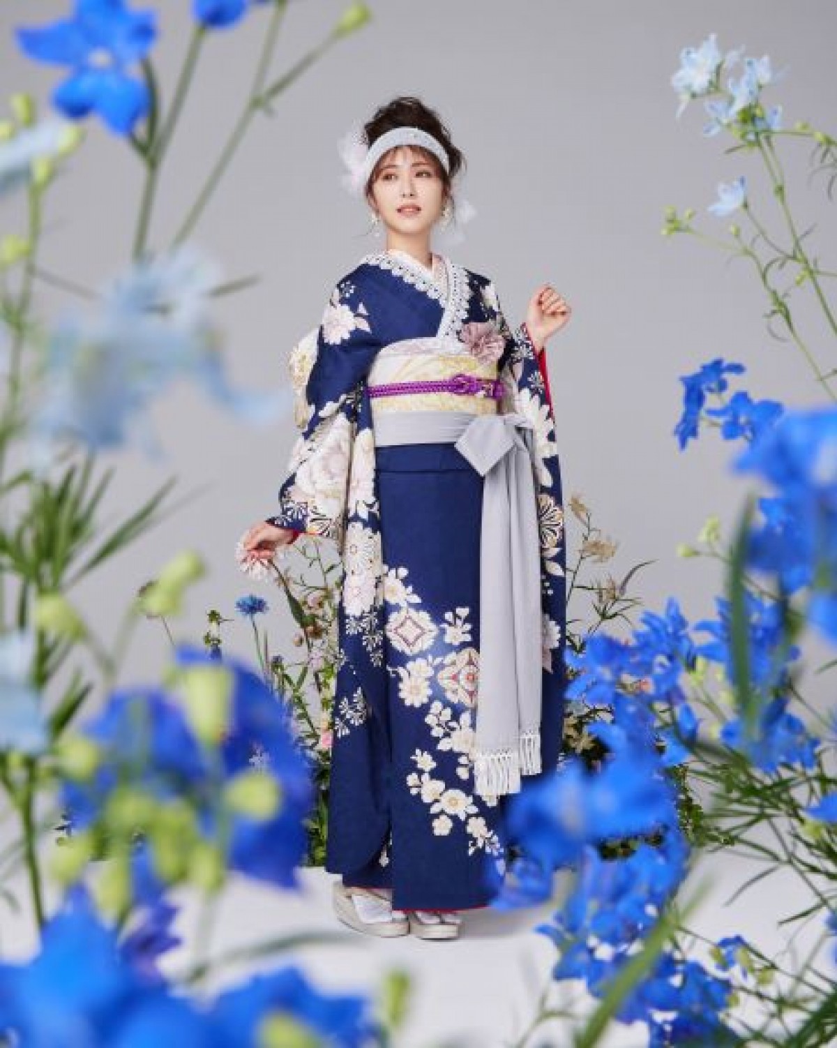 浜辺美波、5種類の振袖をまとった大人っぽさあふれるビジュアルを公開