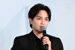 映画『ラーゲリより愛を込めて』完成報告会見に登壇した中島健人