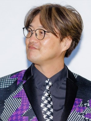 『スーパー戦闘 純烈ジャー 追い焚き☆御免』完成披露舞台あいさつに登場した酒井一圭