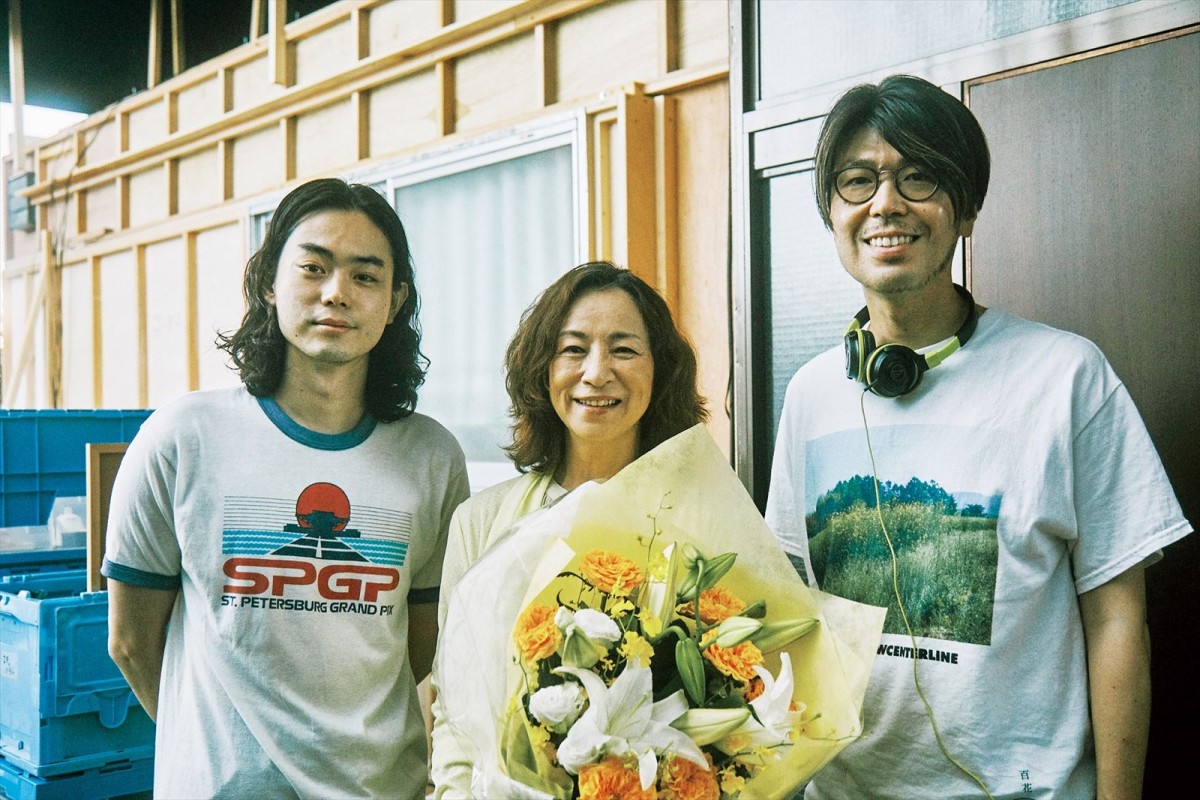 映画『百花』クランクアップ時の3ショット(左から)菅田将暉、原田美枝子、川村元気監督
