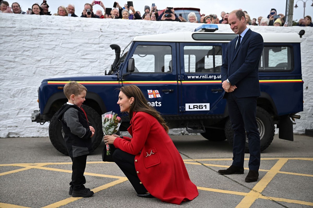 英キャサリン皇太子妃、4歳の少年から花束のプレゼント　キュートな瞬間にファン悶絶
