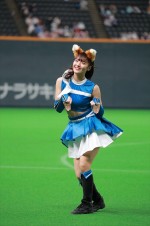 「きつねダンス」を踊るファイターズガール写真