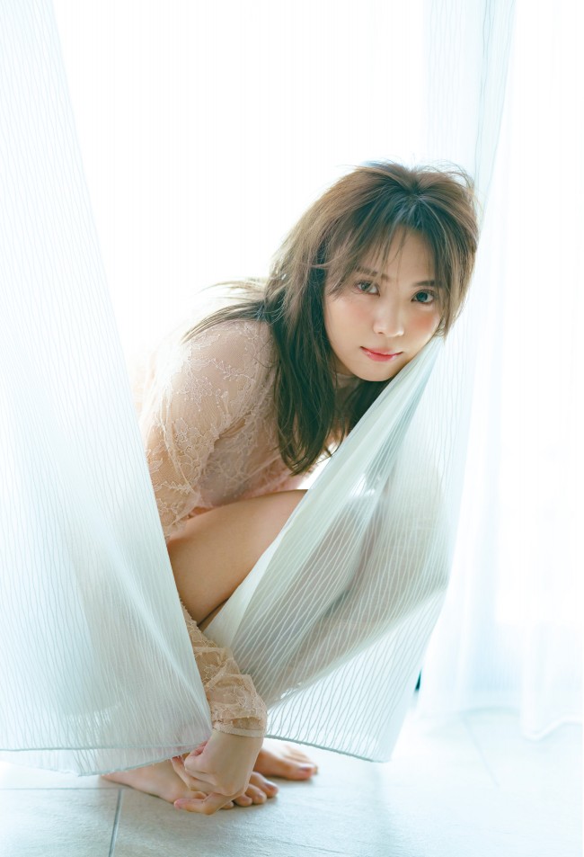 小林由依 写真集 アザーカット【小林由依】【yousti】 欅坂46小林由依・写真集“初出し”赤ドレスで美脚あらわ＜織田奈那