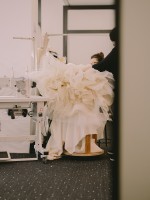 映画『スペンサー ダイアナの決意』白のイブニングドレスの制作過程