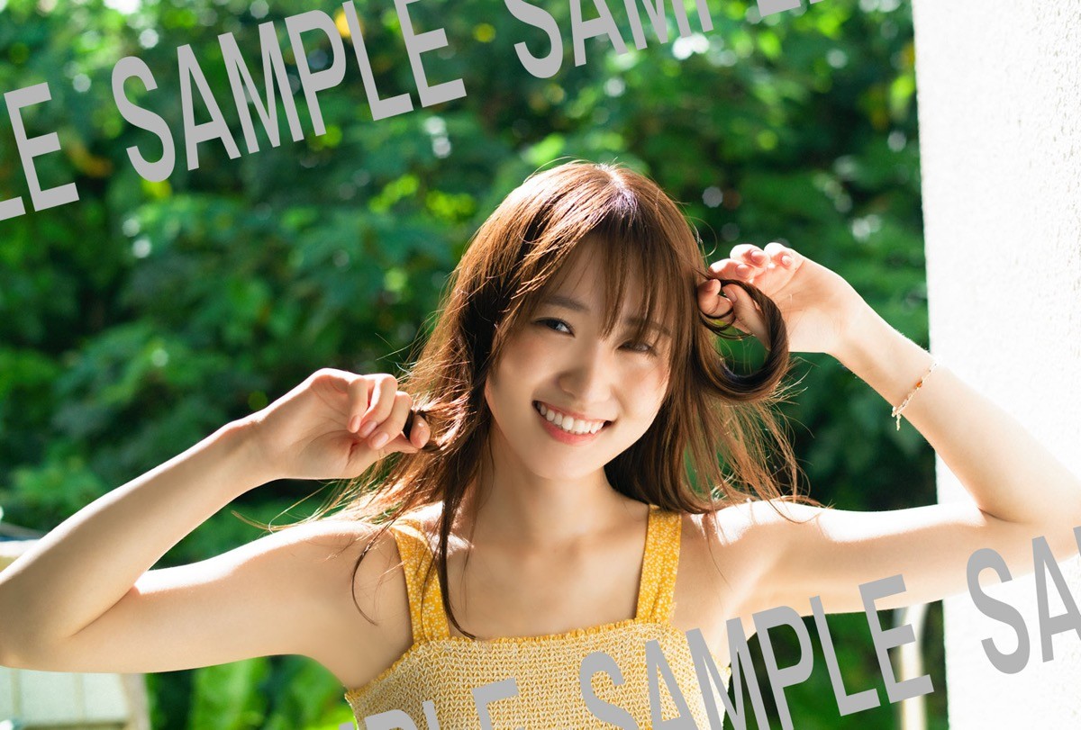 櫻坂46・菅井友香、“ほぼノーメイク素肌”のカットなど写真集ポストカード9種類公開