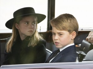 エリザベス女王の国葬に参加したジョージ王子とシャーロット王女