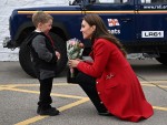 ウェールズを訪れたキャサリン皇太子妃、4歳の少年から花束のプレゼント