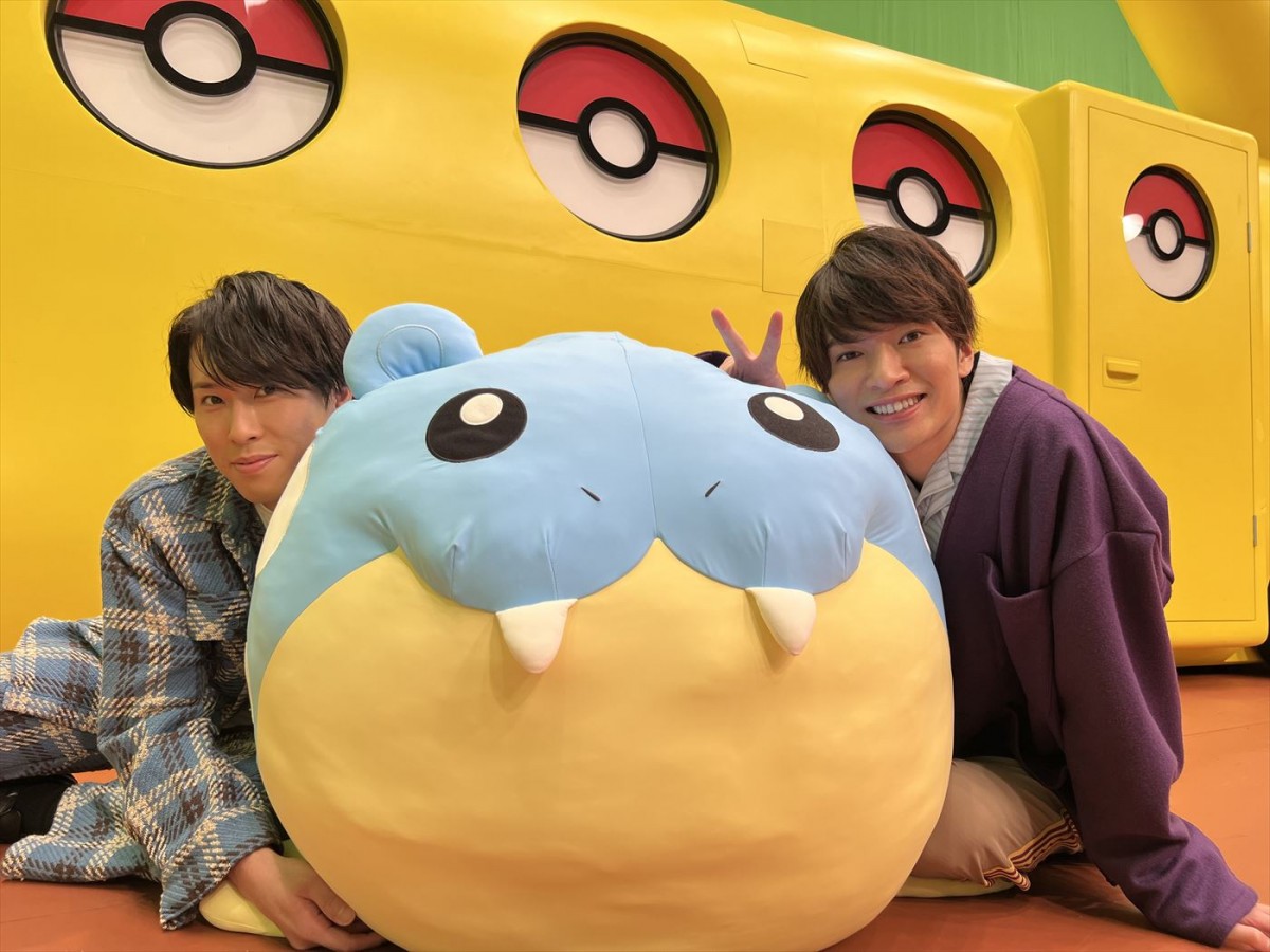 『ポケモンとどこいく!?』より(左から)ポケどこ初登場のSnow Manの宮舘涼太、ポケモン愛あふれる深澤辰哉
