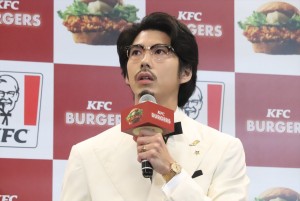 「ケンタッキーバーガー本気宣言」発表会に登壇した賀来賢人