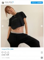 ヘソ出しウェア姿のhitomi　※「hitomi」インスタグラム