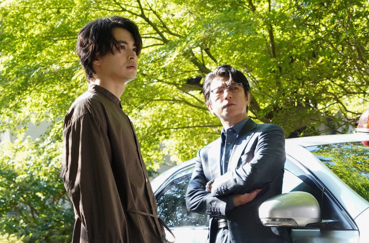 『霊媒探偵・城塚翡翠』第2話　“香月”瀬戸康史、“翡翠”清原果耶の思いを汲み難事件を推理