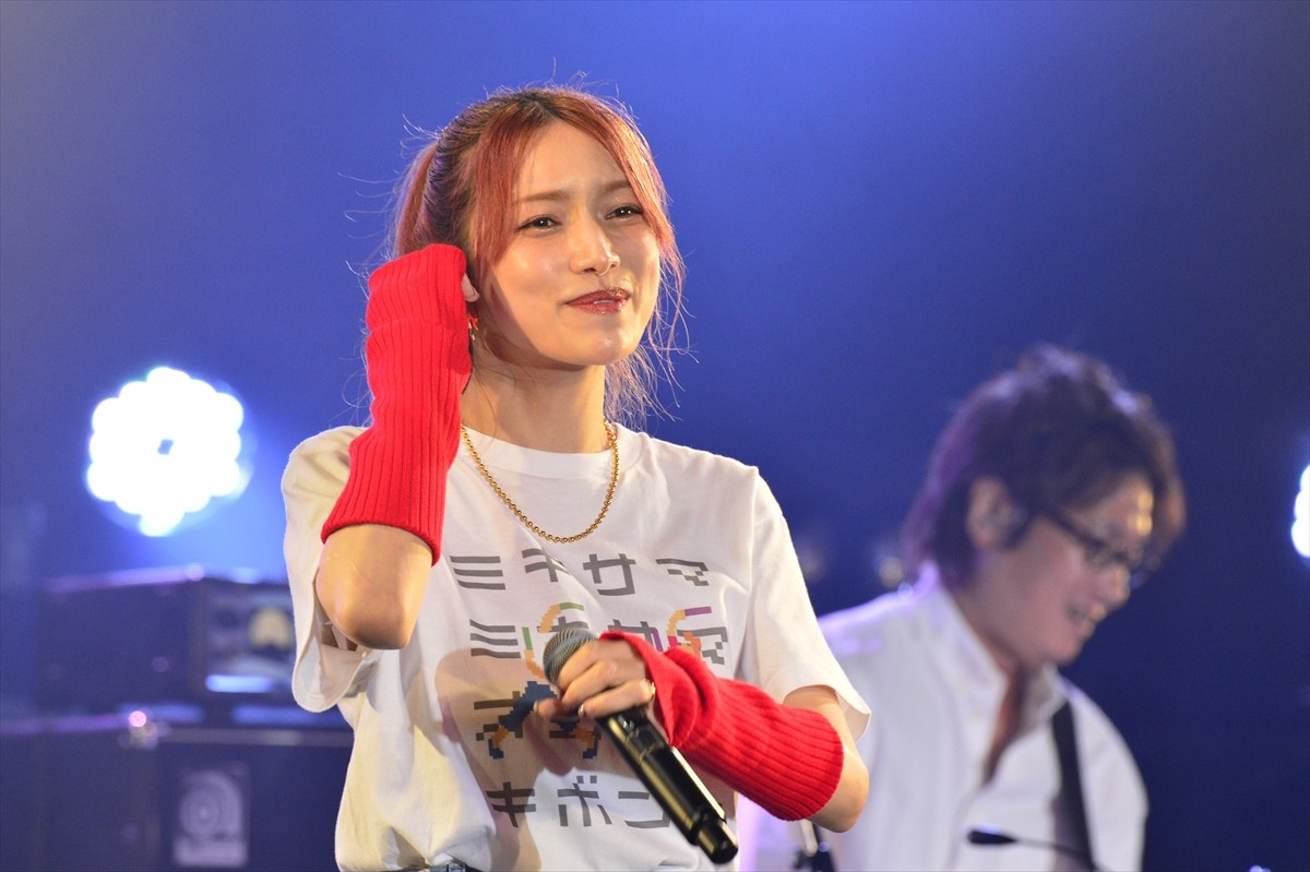 藤本美貴、20周年ライブ開催　夫・庄司智春がヲタ芸で祝福　後藤真希と「SHALL WE LOVE?」披露　