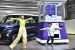 「日産ルークスカプセル」登場記念イベントにて　子役の布川晴琉とダンスを体験する若槻千夏
