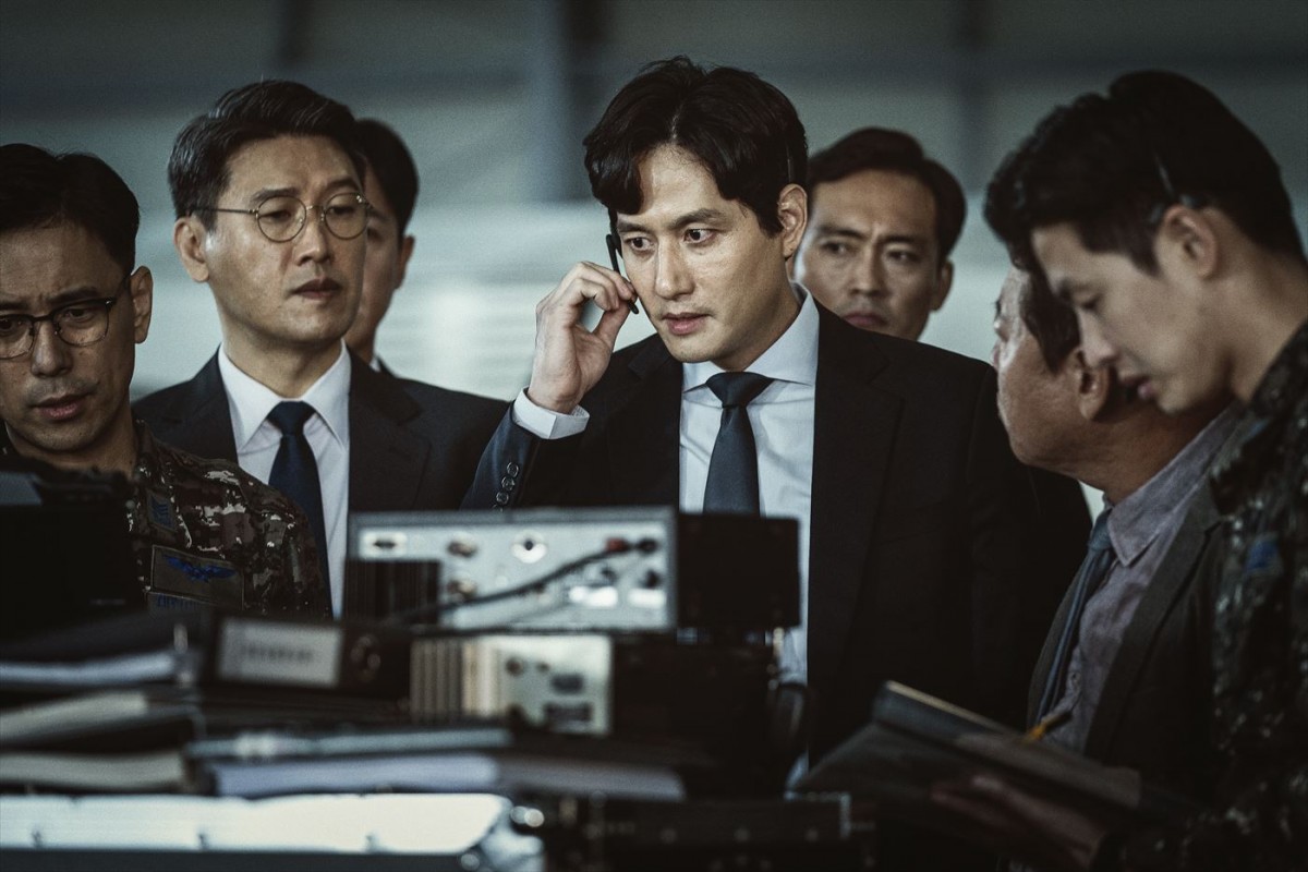 ソン・ガンホとイ・ビョンホンが奔走！　『非常宣言』“地上”と“上空”それぞれで奮闘する新場面写真10点