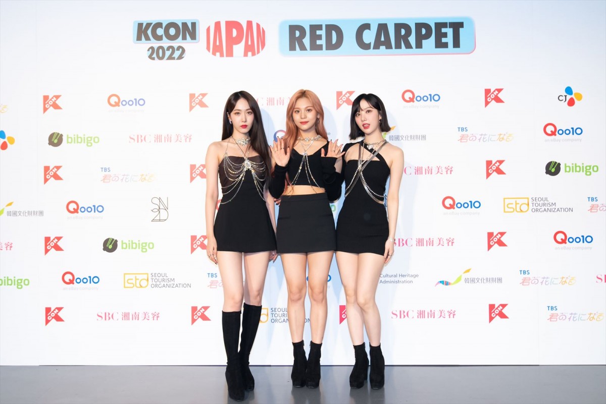 INI・LE SSERAFIMら「KCON」初日レッドカーペット　グループの個性輝く衣装に注目