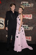Netflix映画『エノーラ・ホームズの事件簿2』NYプレミアに登場した（左から）ジェイク・ボン・ジョヴィ＆ミリー・ボビー・ブラウン