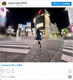 渋谷スクランブル交差点を疾走する櫻坂46・菅井友香　※「櫻坂46・菅井友香」インスタグラム