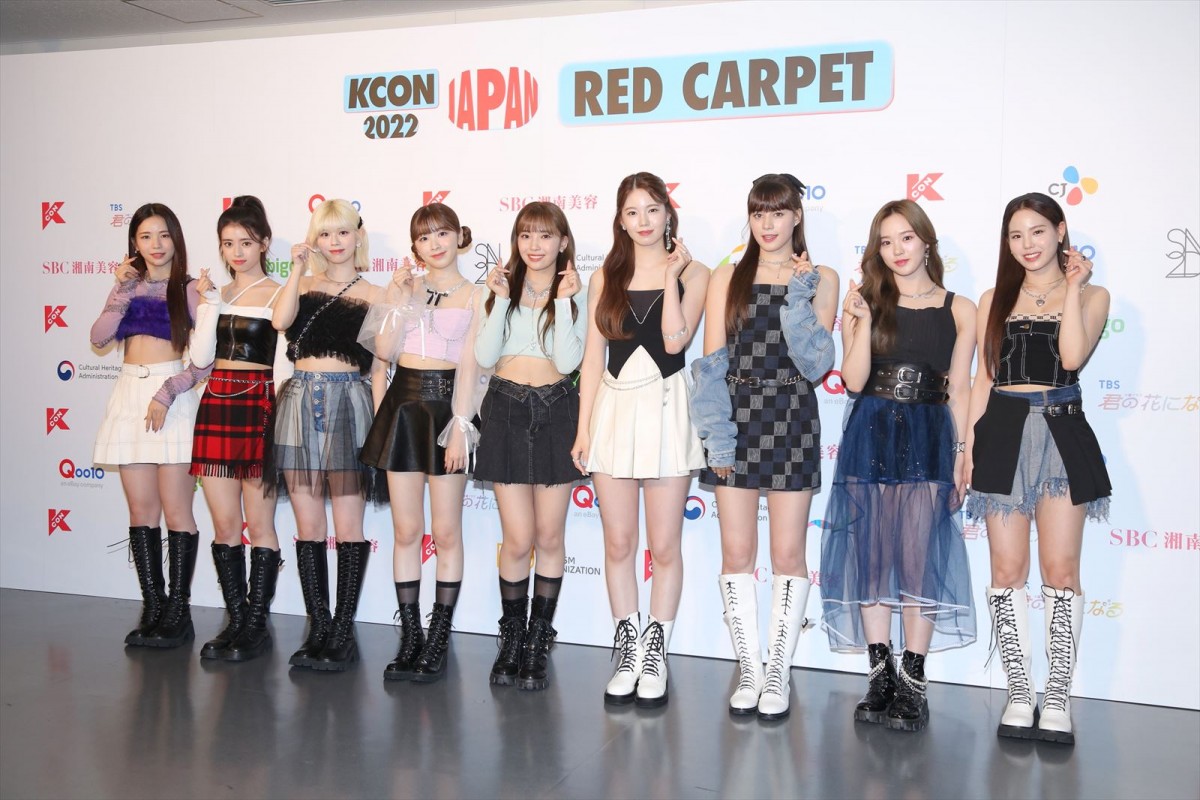 NiziU「KCON」最終日にそろって登場！　へそチラ＆ブーツのキュートコーデ