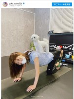 【写真】小澤陽子アナ、愛犬で“加重”のトレーニング姿にファン「楽しそう」「カワイイトレーナーさんですね」
