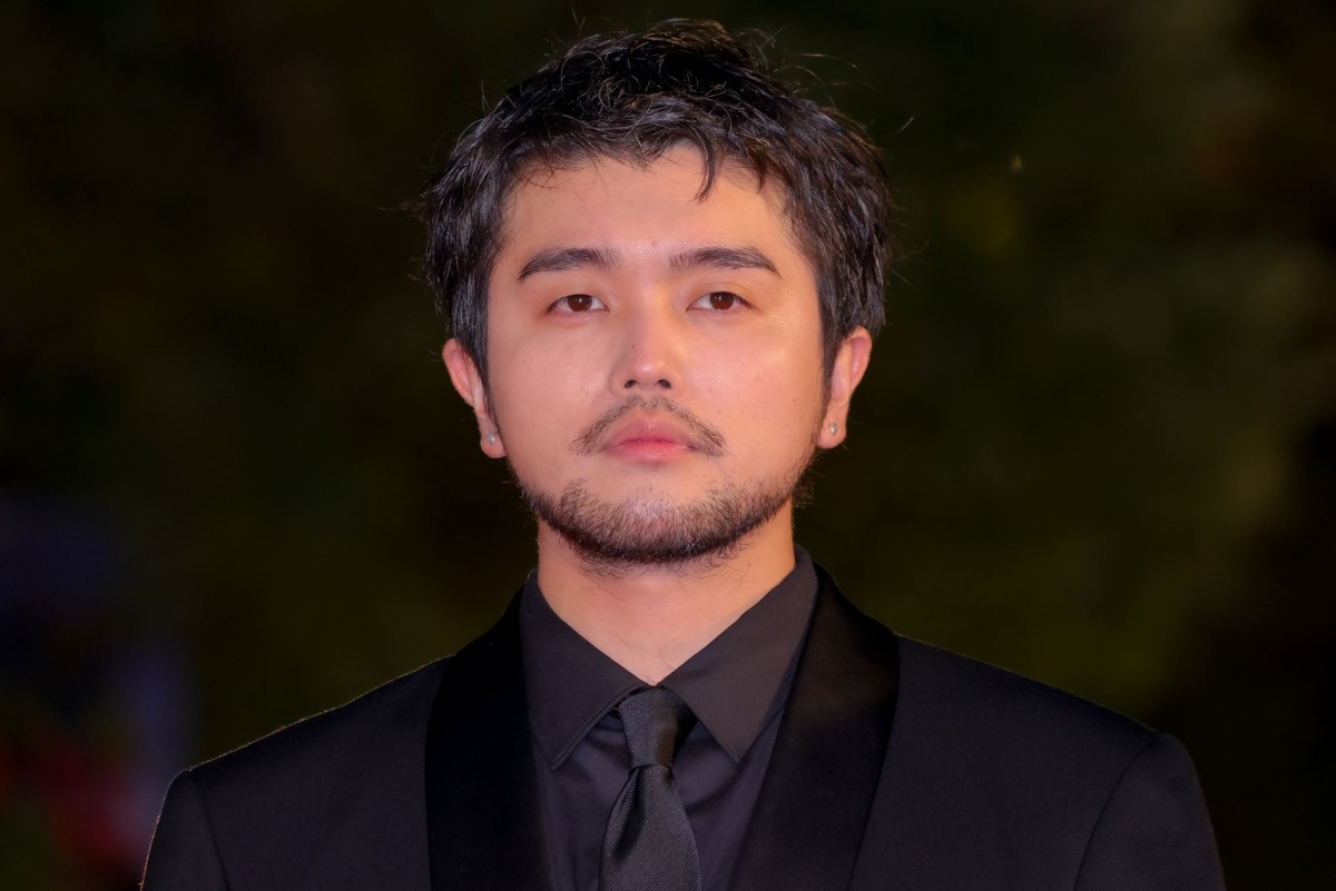 映画初主演のKing Gnu・井口理、オールブラックコーデで登場＜第35回東京国際映画祭＞