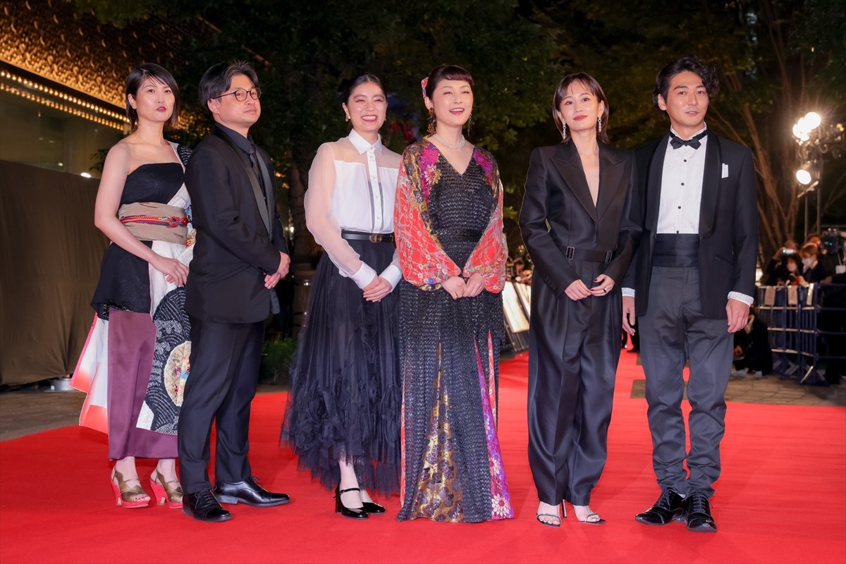 前田敦子、深Vネックスーツで輝く美しさ！　笑顔でファンサービスも＜第35回東京国際映画祭＞