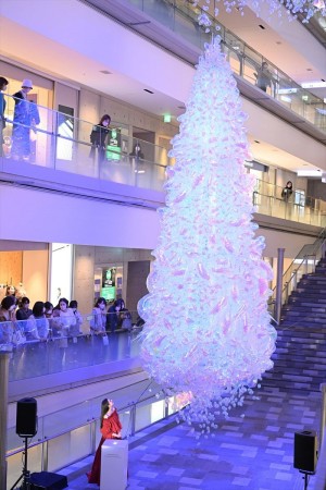 新木優子、「表参道ヒルズ クリスマスイルミネーション 2022 点灯式」に登場