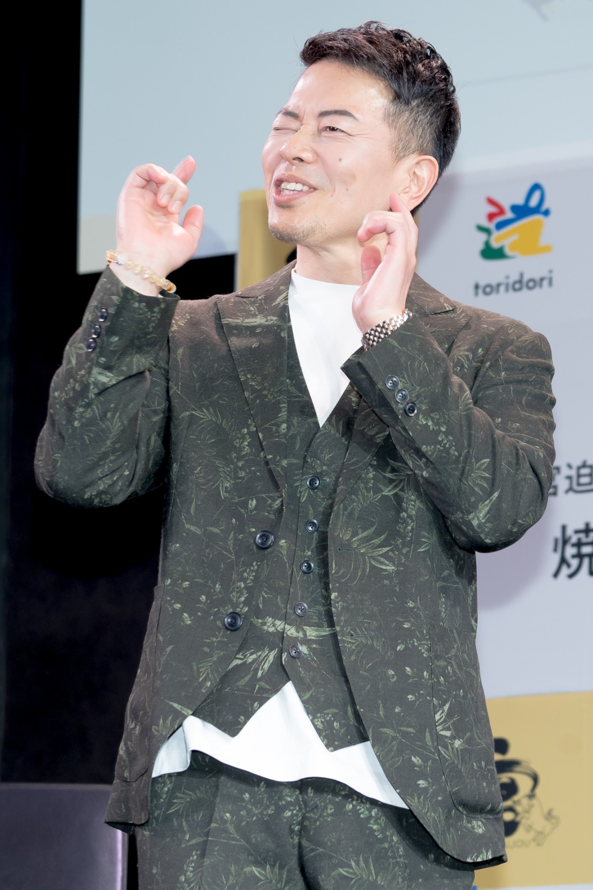 宮迫博之、ヒカルと「牛宮城」記者発表会に出席「フラッシュが温かい」
